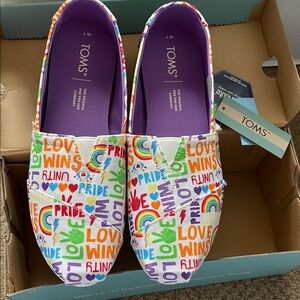 TOMS ladies size 7 NWT